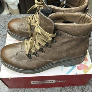 NWT Ladies Tender Tootsie Boots, Size 11